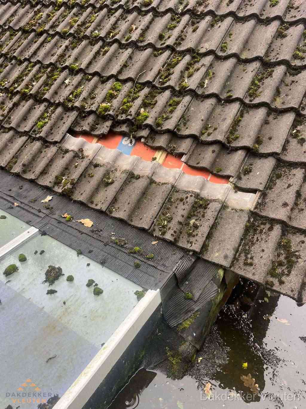 Beschadigd pannendak met ontbrekende dakpannen voor reparatie in Vleuten Beschadigd pannendak met ontbrekende dakpannen voor reparatie in Vleuten
