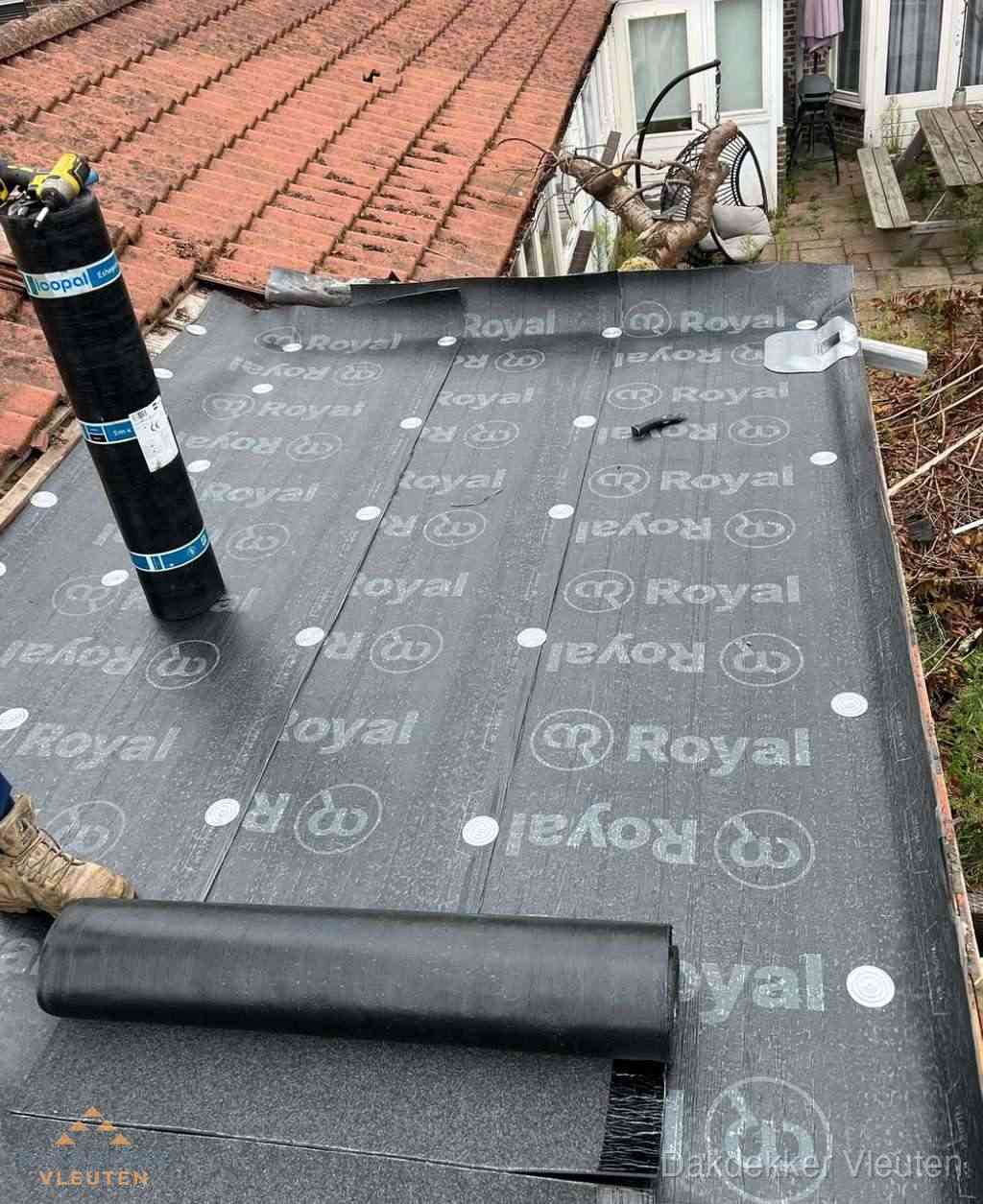Plat dak met nieuwe bitumen dakbedekking en brandgereedschap in Vleuten Plat dak met nieuwe bitumen dakbedekking en brandgereedschap in Vleuten