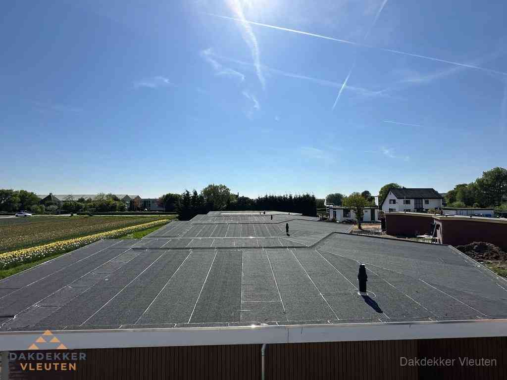 Groot plat dak met bitumen dakbedekking op bedrijfspand in Vleuten Groot plat dak met bitumen dakbedekking op bedrijfspand in Vleuten