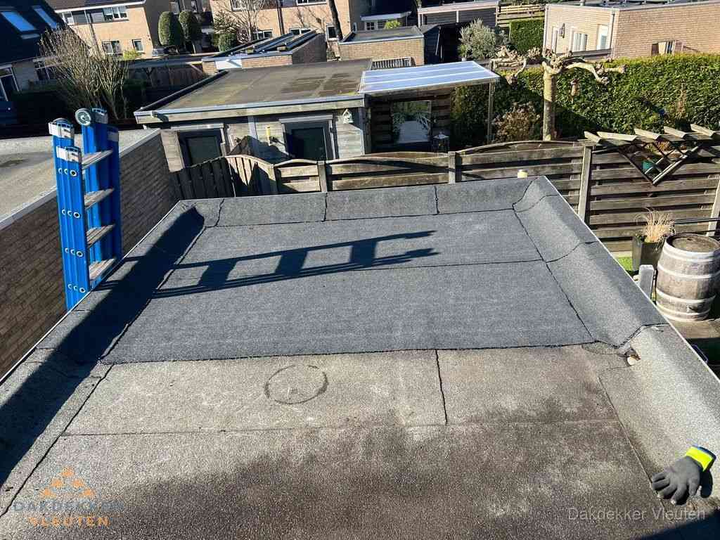 Dakdekker legt onderlaag op plat dak met houten constructie in Vleuten Dakdekker legt onderlaag op plat dak met houten constructie in Vleuten