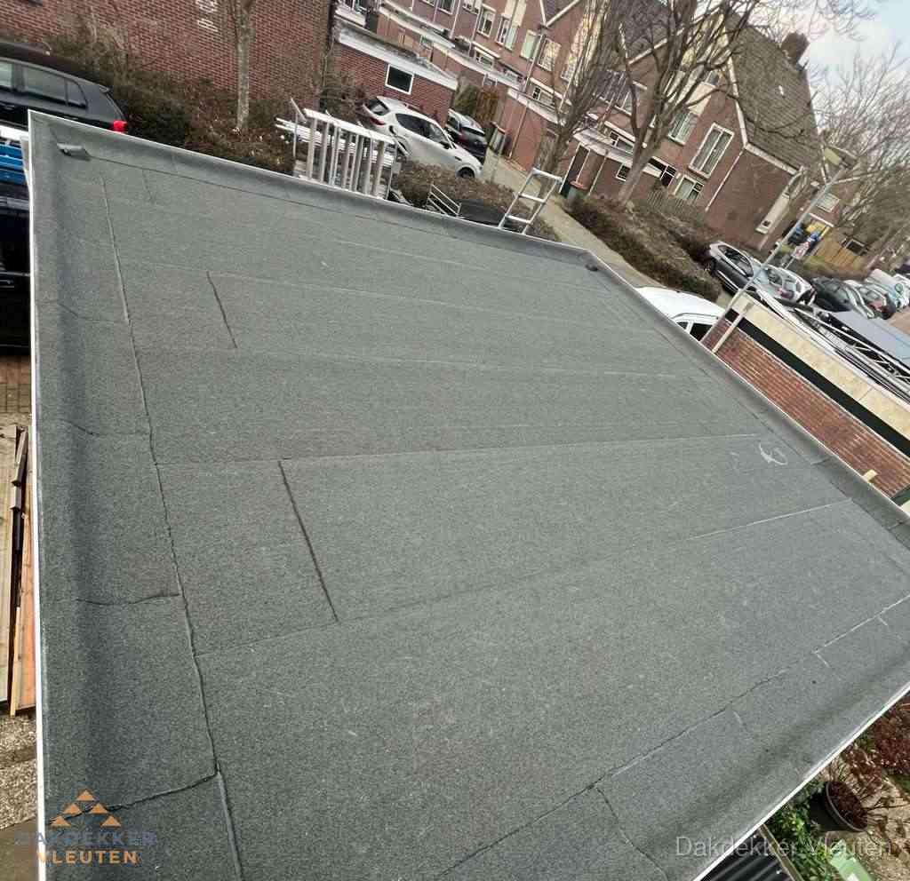 Nieuwe bitumen dakbedekking op plat dak van garage in Vleuten Nieuwe bitumen dakbedekking op plat dak van garage in Vleuten