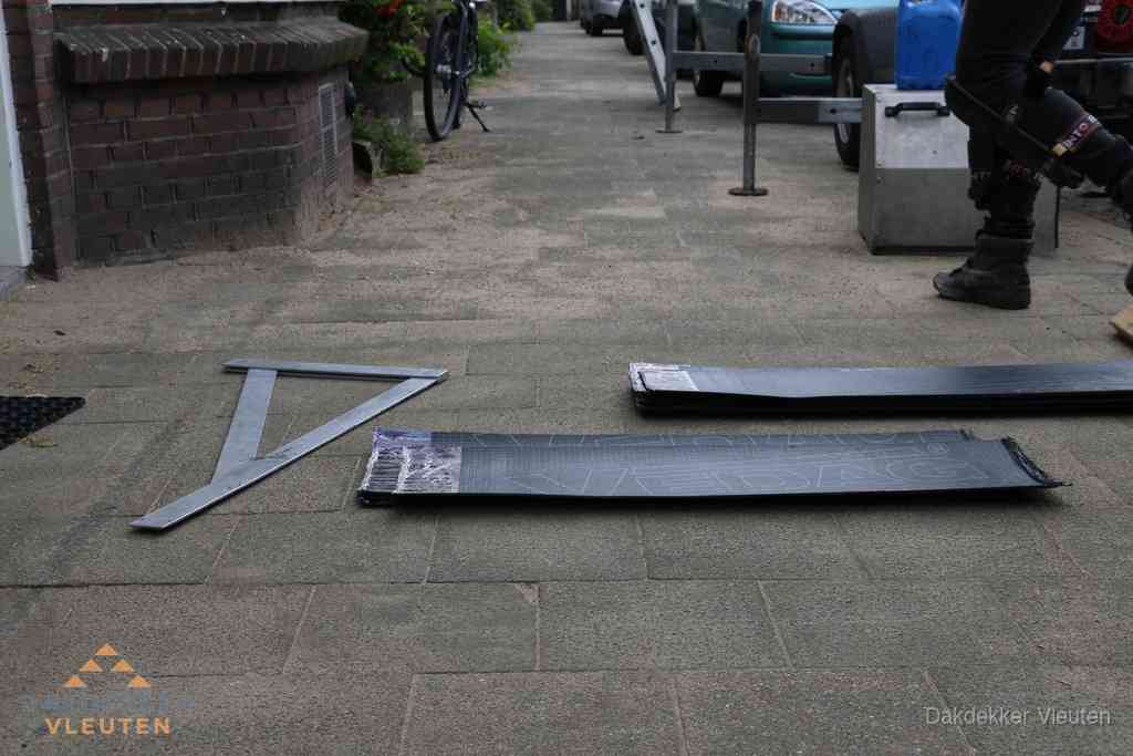 Dakbedekkingsmateriaal en zinkwerk klaargelegd voor reparatie in Vleuten Dakbedekkingsmateriaal en zinkwerk klaargelegd voor reparatie in Vleuten