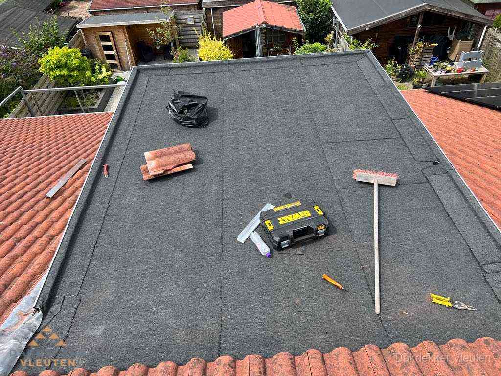 Nieuw plat dak met bitumen dakbedekking in Vleuten Nieuw plat dak met bitumen dakbedekking in Vleuten