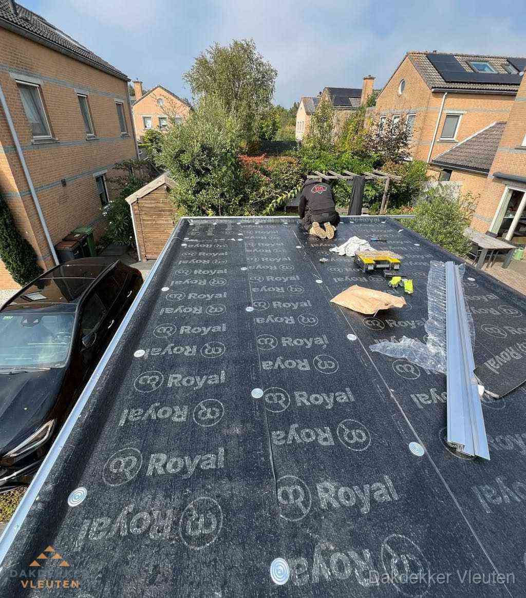 Dakdekker aan het werk op plat dak renovatie in Vleuten Dakdekker aan het werk op plat dak renovatie in Vleuten