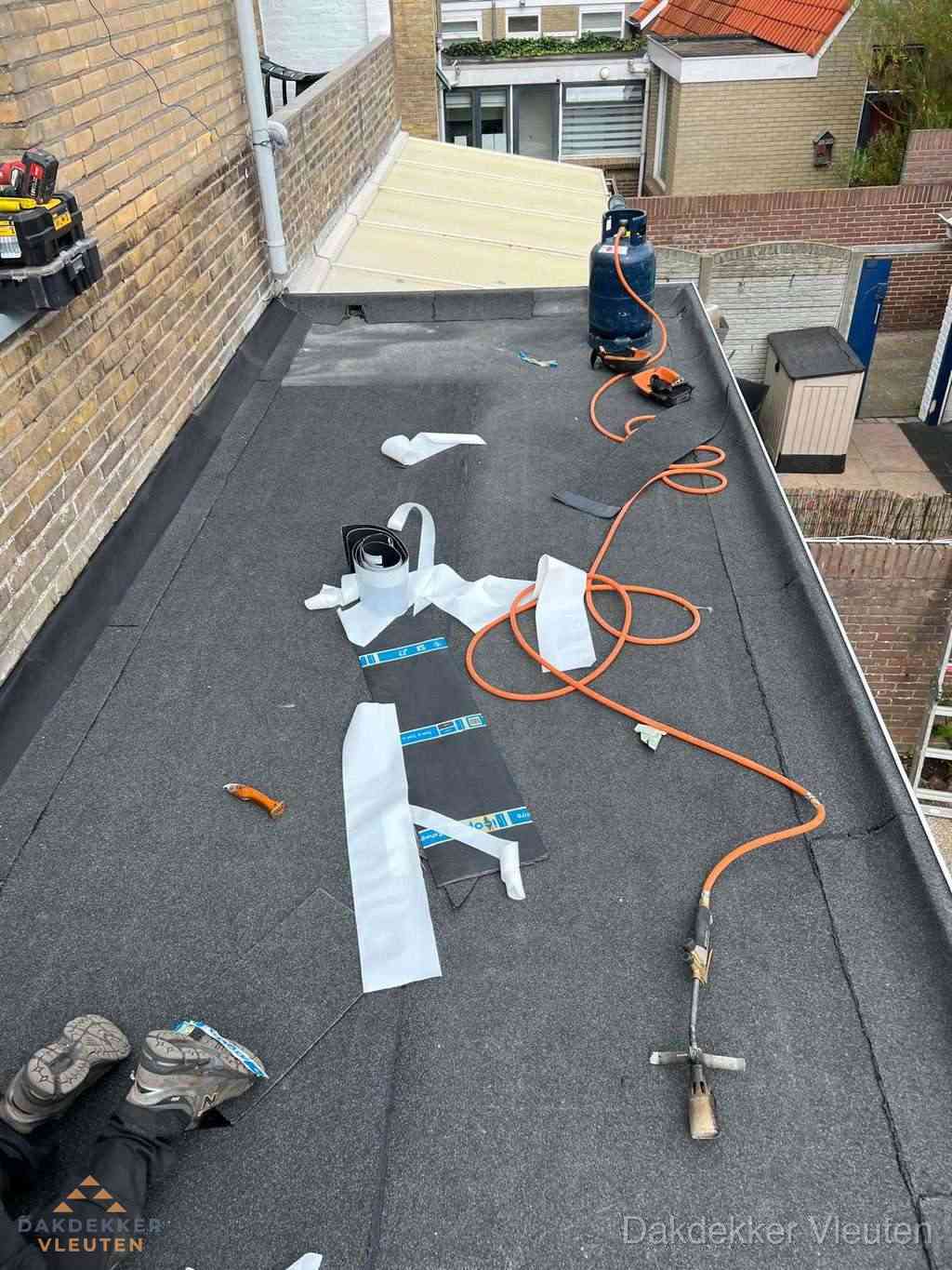 Dakdekker brengt EPDM dakbedekking aan op plat dak in Vleuten Dakdekker brengt EPDM dakbedekking aan op plat dak in Vleuten