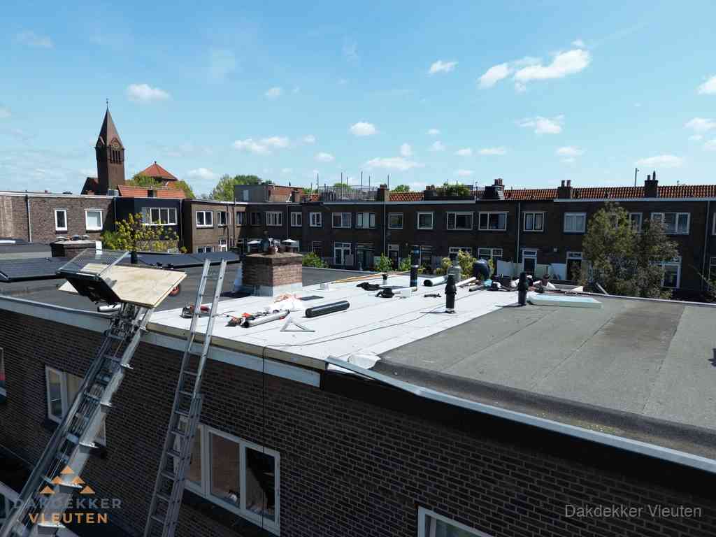 Dakdekkers aan het werk op plat dak in Vleuten Dakdekkers aan het werk op plat dak in Vleuten