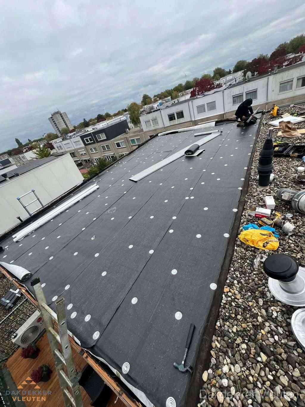 Dakleer vervangen op groot plat dak door dakdekker in Vleuten Dakleer vervangen op groot plat dak door dakdekker in Vleuten