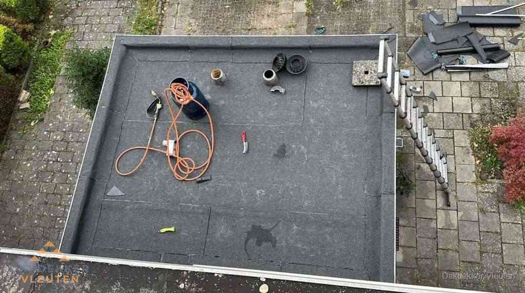 Plat dak met nieuwe bitumen bedekking in Vleuten Plat dak met nieuwe bitumen bedekking in Vleuten