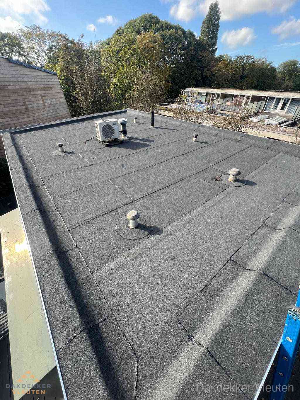 Plat dak met bitumen en brandgereedschap van dakdekkersbedrijf in Vleuten Plat dak met bitumen en brandgereedschap van dakdekkersbedrijf in Vleuten