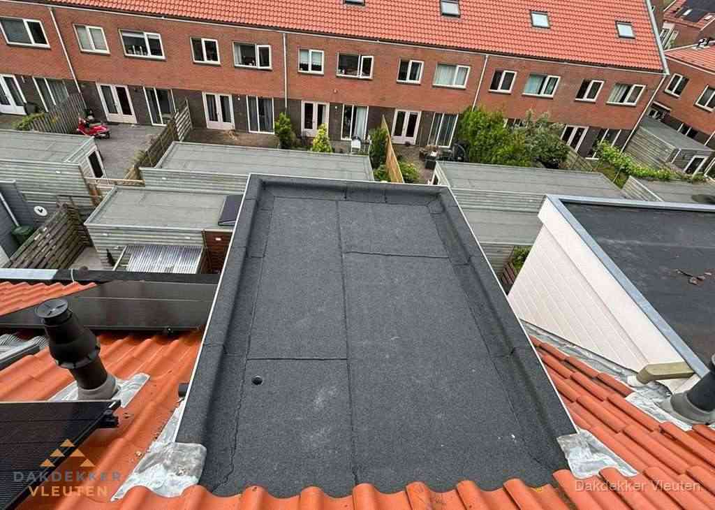Plat dak met bitumen bedekking naast dakkapel in Vleuten Plat dak met bitumen bedekking naast dakkapel in Vleuten