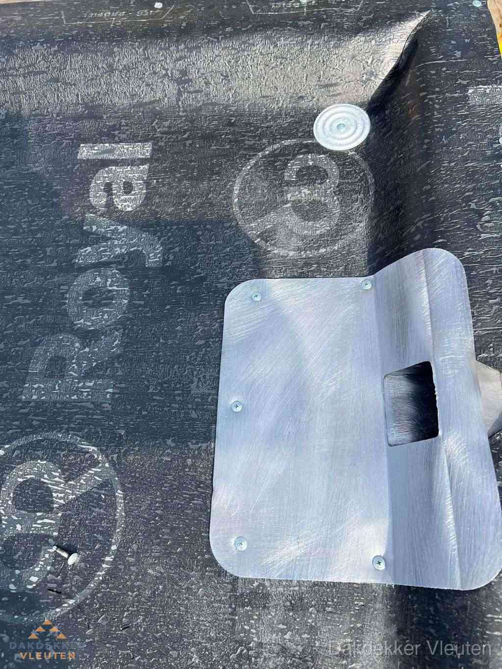 Dakdoorvoer met metalen afvoerplaat op bitumen dak in Vleuten Dakdoorvoer met metalen afvoerplaat op bitumen dak in Vleuten