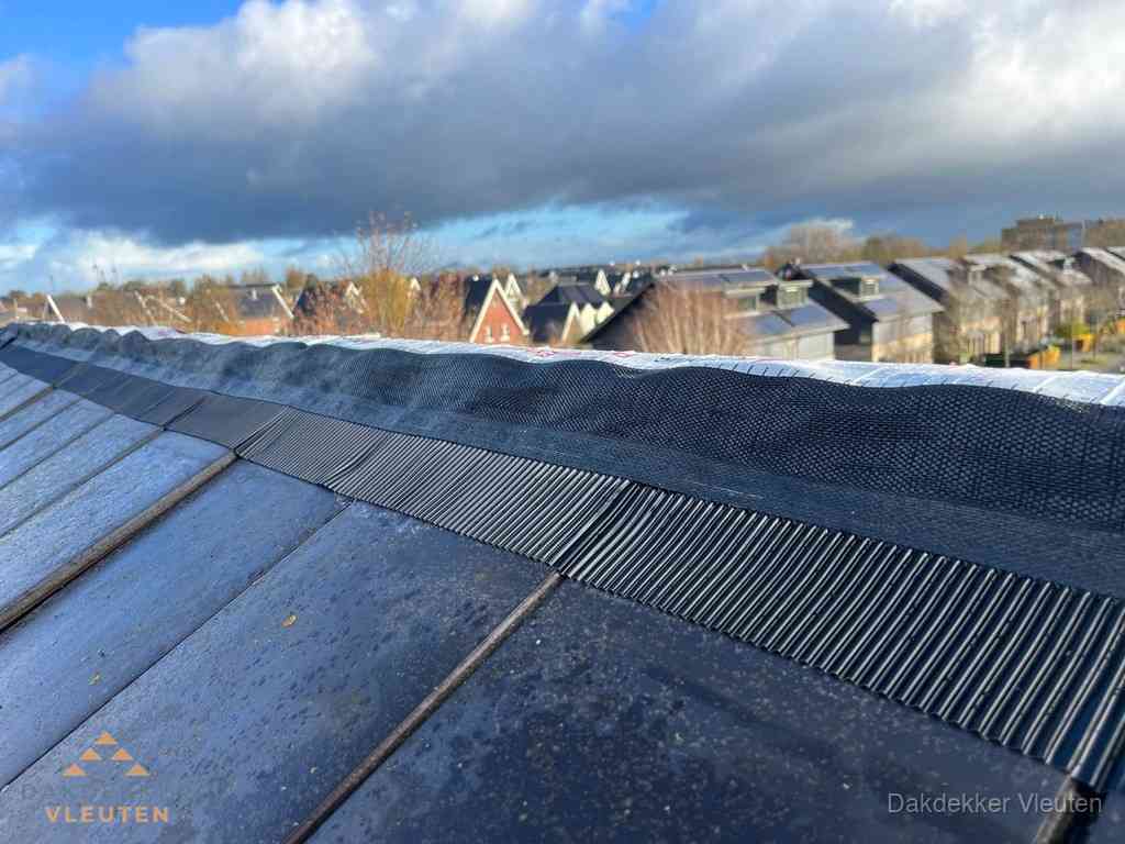 Dakisolatie bij de nok met ventilatieprofiel op schuin dak in Vleuten Dakisolatie bij de nok met ventilatieprofiel op schuin dak in Vleuten