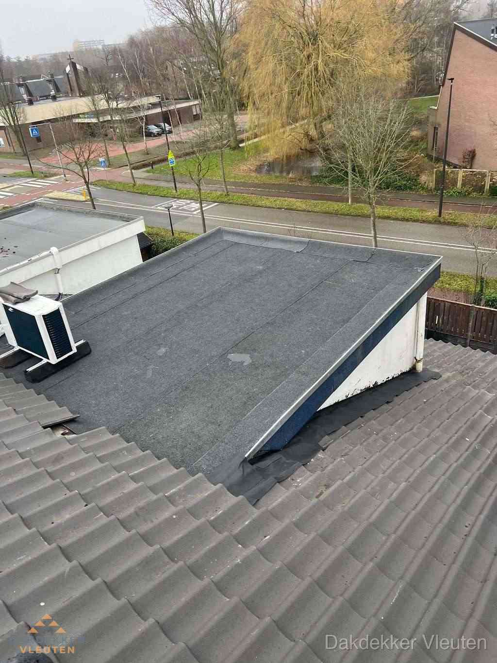 Plat dak met bitumen dakbedekking naast schuin pannendak in Vleuten Plat dak met bitumen dakbedekking naast schuin pannendak in Vleuten