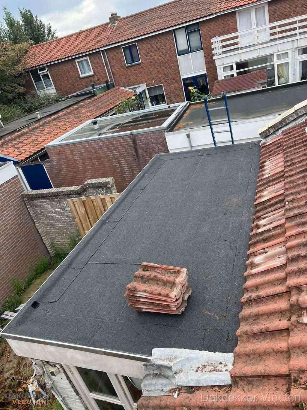 Aanbouw plat dak met reservepannen voor dakpannen vervangen in Vleuten Aanbouw plat dak met reservepannen voor dakpannen vervangen in Vleuten