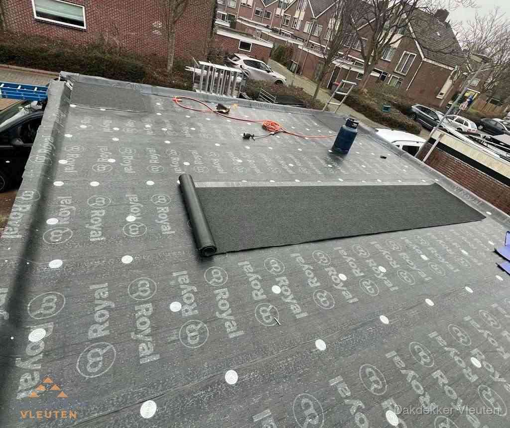 Dakdekker aan het werk met gasbrander op plat bitumen dak in Vleuten Dakdekker aan het werk met gasbrander op plat bitumen dak in Vleuten
