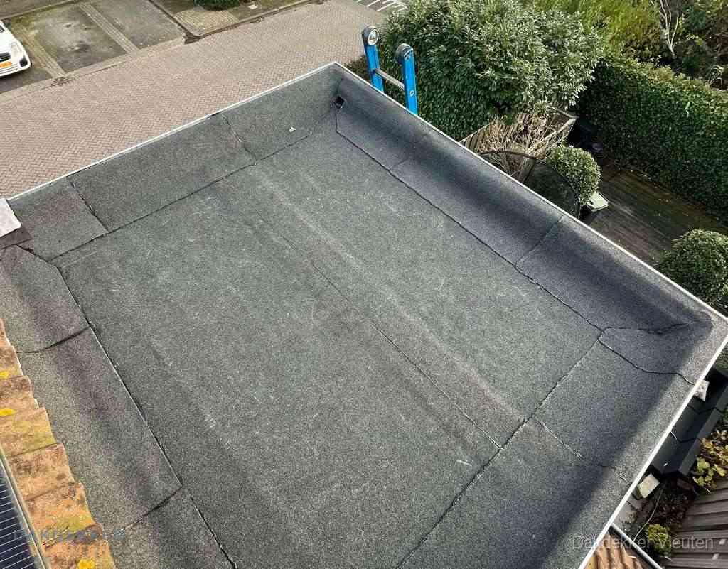 Gerenoveerd plat dak met nieuwe bitumen dakbedekking in Vleuten Gerenoveerd plat dak met nieuwe bitumen dakbedekking in Vleuten