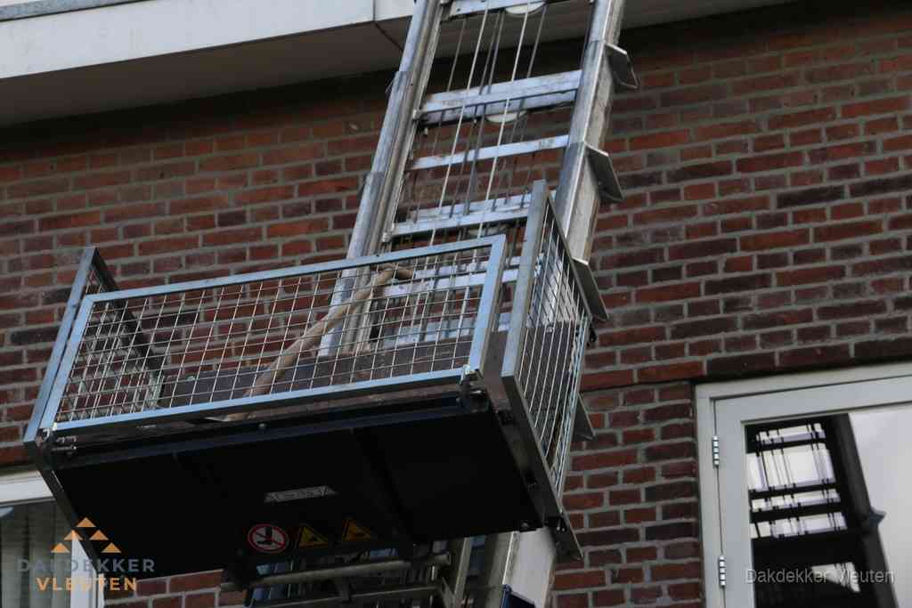 Ladderlift met dakpannen voor dakpan reparatie in Vleuten Ladderlift met dakpannen voor dakpan reparatie in Vleuten