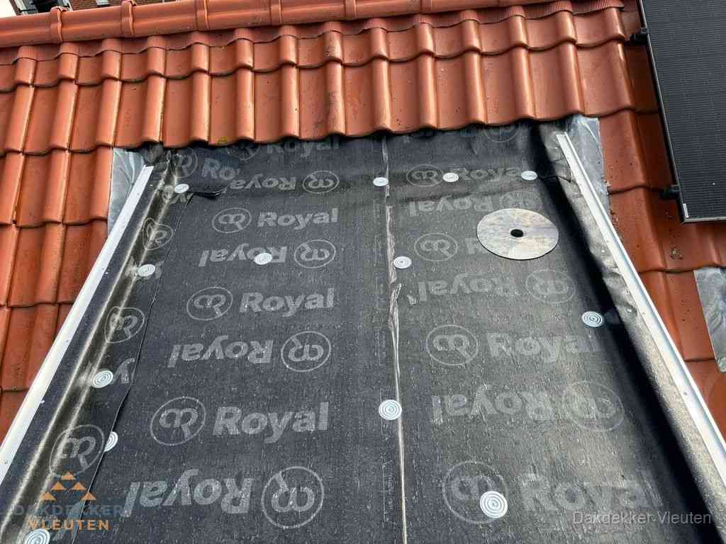 Nieuw dak met dakpannen en Royal onderlaag bij woning in Vleuten Nieuw dak met dakpannen en Royal onderlaag bij woning in Vleuten