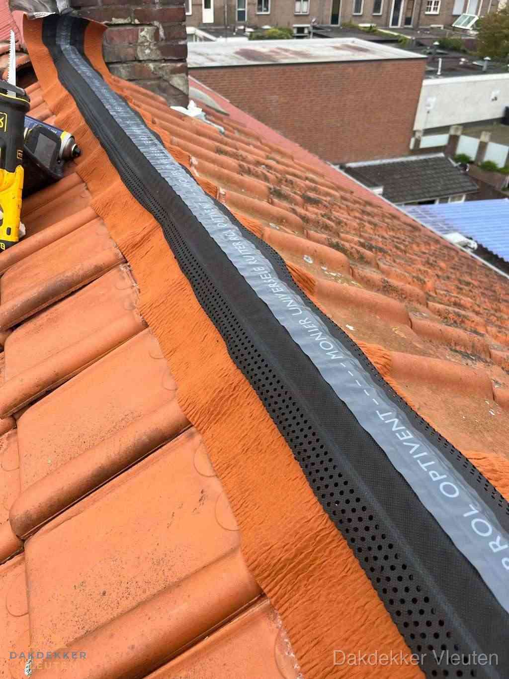 Plat dak aanbouw met bitumen naast schuin pannendak in Vleuten Plat dak aanbouw met bitumen naast schuin pannendak in Vleuten