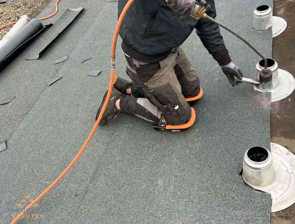 Gereedschap op nieuw plat dak na renovatie in Vleuten Gereedschap op nieuw plat dak na renovatie in Vleuten