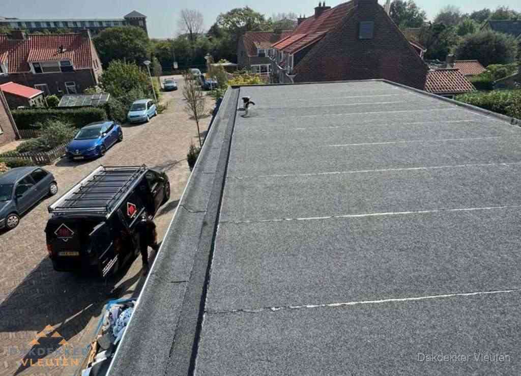 Nieuw bitumen plat dak met uitzicht over landschap in Vleuten Nieuw bitumen plat dak met uitzicht over landschap in Vleuten