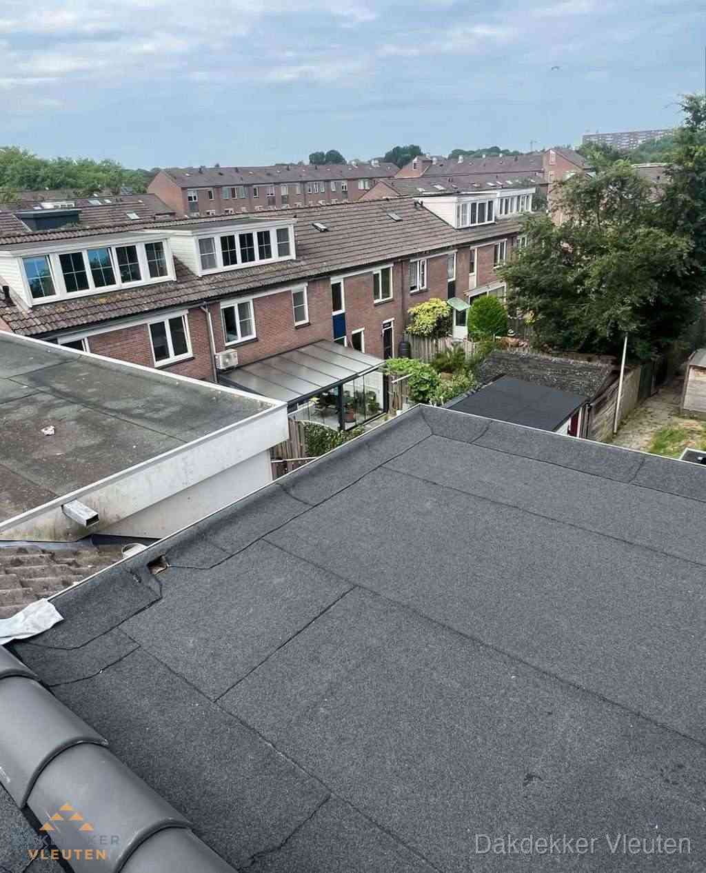 Vernieuwd plat dak met bitumen in woonwijk in Vleuten Vernieuwd plat dak met bitumen in woonwijk in Vleuten