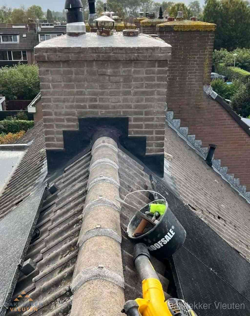 Dakdekker repareert bitumen dakleer bij dakdoorvoer in Vleuten Dakdekker repareert bitumen dakleer bij dakdoorvoer in Vleuten