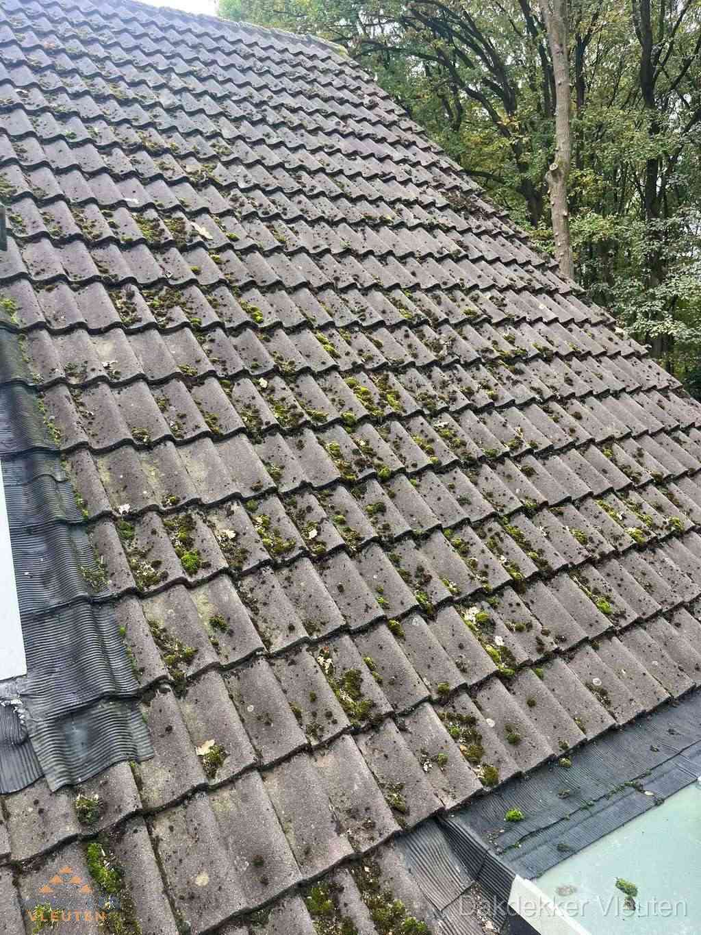 Verweerd pannendak met mosgroei dat renovatie nodig heeft in Vleuten Verweerd pannendak met mosgroei dat renovatie nodig heeft in Vleuten